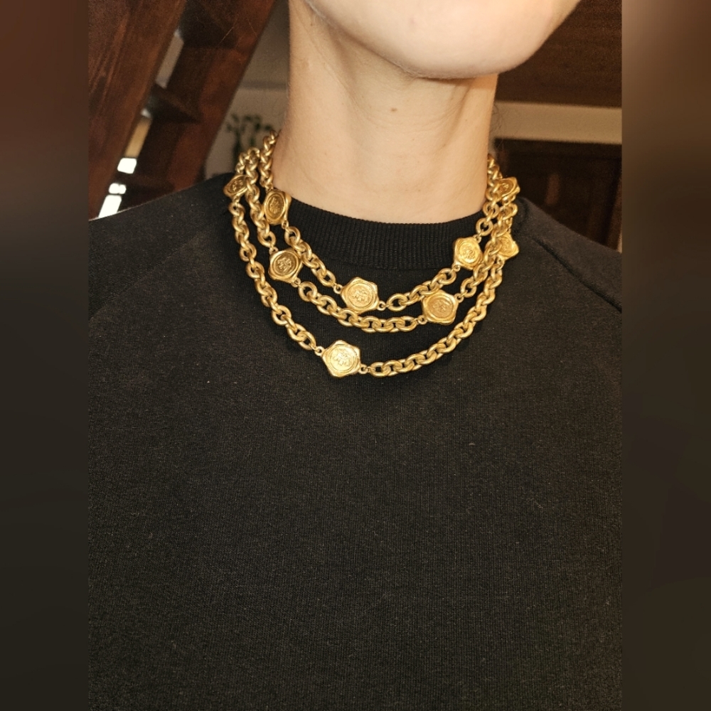 FENDI AUTHENTIC VINTAGE 18K GOLD PLATED TRI ROW HOOK BACK NECKLACE. 📸